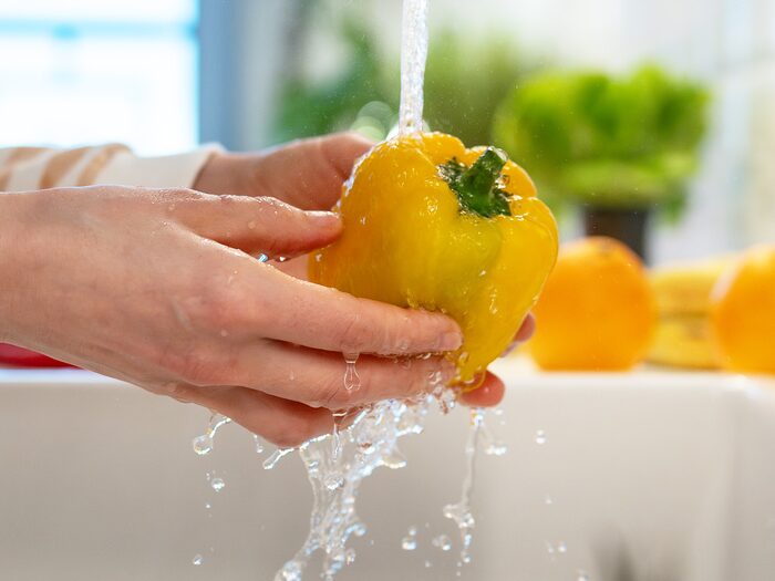 Gemüse und Obst waschen